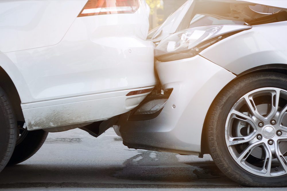 Unfall mit Neuwagen – Reparaturkosten oder voller Kaufpreis?